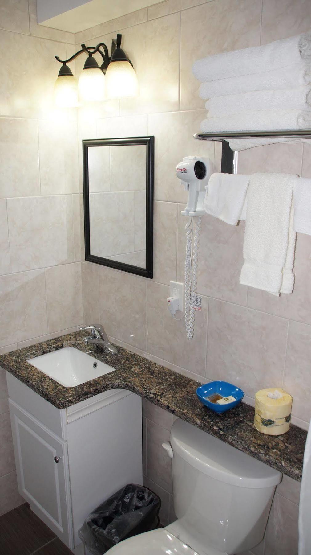 Robyn'S Motel Peterborough Dış mekan fotoğraf